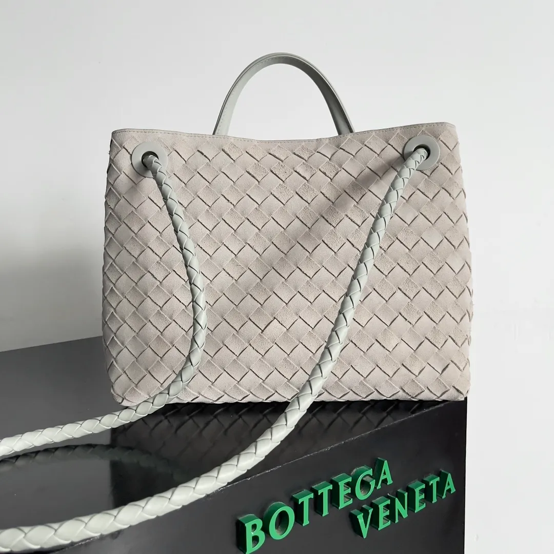 The 2023 new Andiamo batch of 2260 BV has been shipped‼ ️Really popular🔥The new Andiamo woven handbag launched by Bottega Veneta this season is really popular all over the world! ! Celebrities at home and abroad have worn it, and Oscar-winning actress Michelle Yeoh has taken it out on the street. Song Jia, Trai Yara, Yu Feihong, Sanji Ayaka, Rosie Hunting-Whiteley, Yoshioka Riho, etc. have all picked up this bag. It is classic and versatile, showing off its temperament, and the bag capacity is also large, which is very convenient for daily commuting! ! A variety of carrying methods, the shoulder straps can be adjusted by yourself, the original lambskin feels soft and delicate, and the neutral style is made to break gender boundaries and bring a more practical and long-lasting use experience. Andiamo, which has both elegant and casual styles, perfectly interprets the true appearance of "fashionable old money style". Style number: 743572 Size: 32*24*12